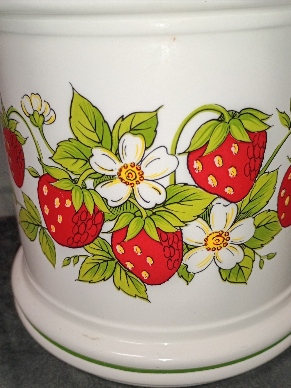Vintage 70s Sears Strawberry Fields Canister Approx. 10in Tall x 6in Wide EUC - Picture 2 of 9